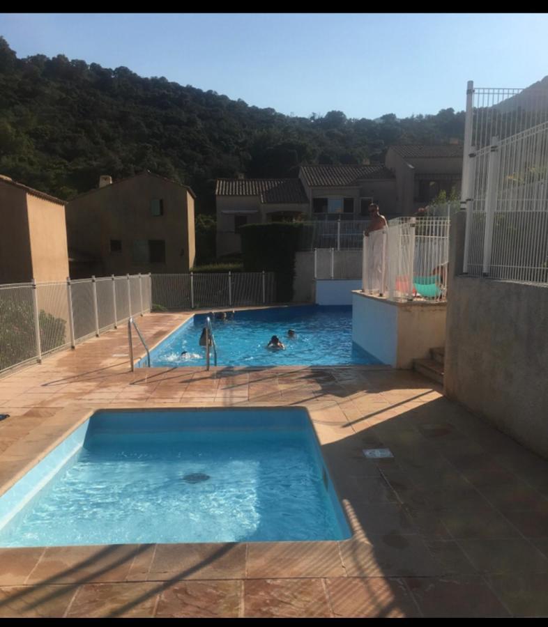 CAVALAIRE vue MER au loin MAISONNETTE TOUT ÉQUIPÉE POUR 4 PERSONNES AVEC PISCINE CLIM WIFI VÉLOS TV BARBECUES Ngoại thất bức ảnh