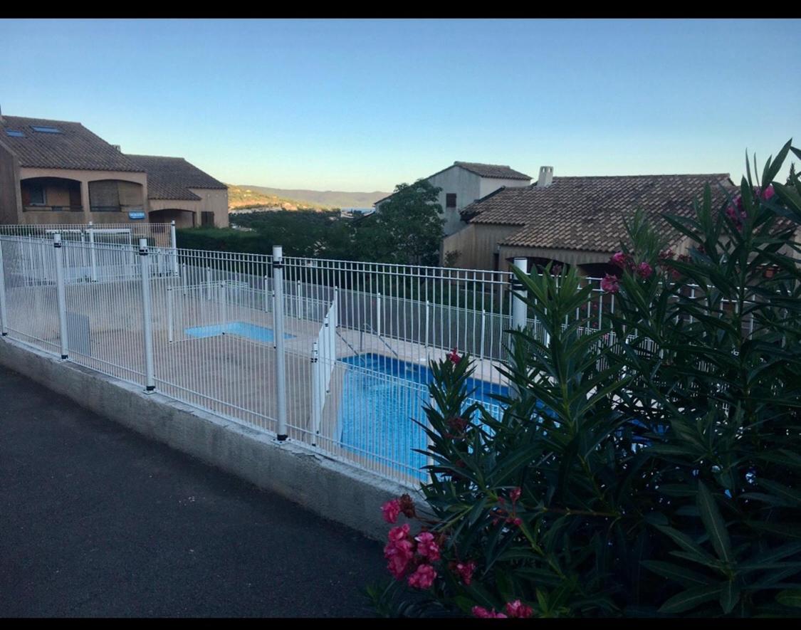 CAVALAIRE vue MER au loin MAISONNETTE TOUT ÉQUIPÉE POUR 4 PERSONNES AVEC PISCINE CLIM WIFI VÉLOS TV BARBECUES Ngoại thất bức ảnh