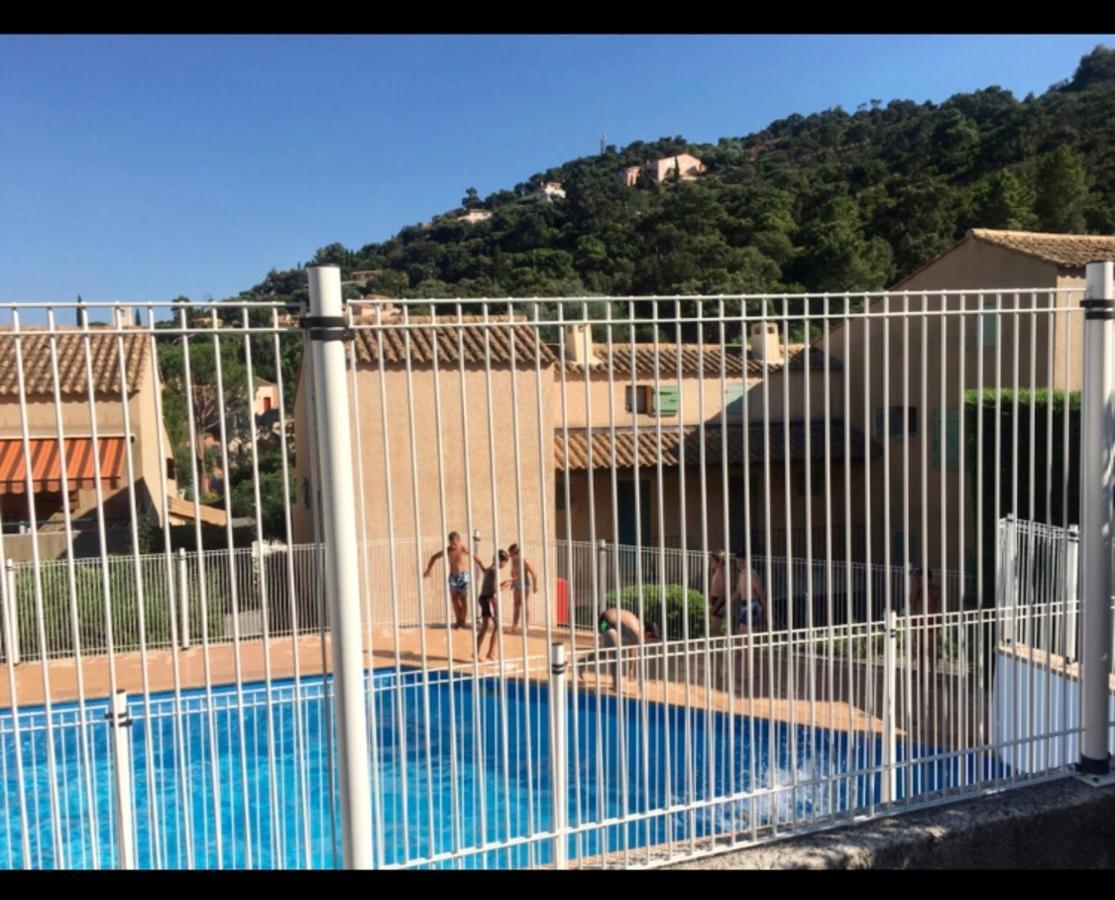 CAVALAIRE vue MER au loin MAISONNETTE TOUT ÉQUIPÉE POUR 4 PERSONNES AVEC PISCINE CLIM WIFI VÉLOS TV BARBECUES Ngoại thất bức ảnh