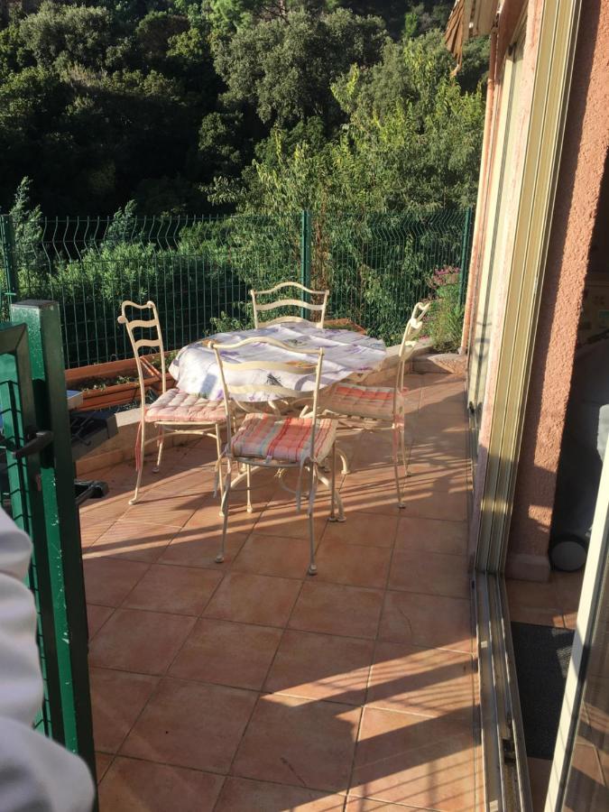 CAVALAIRE vue MER au loin MAISONNETTE TOUT ÉQUIPÉE POUR 4 PERSONNES AVEC PISCINE CLIM WIFI VÉLOS TV BARBECUES Ngoại thất bức ảnh